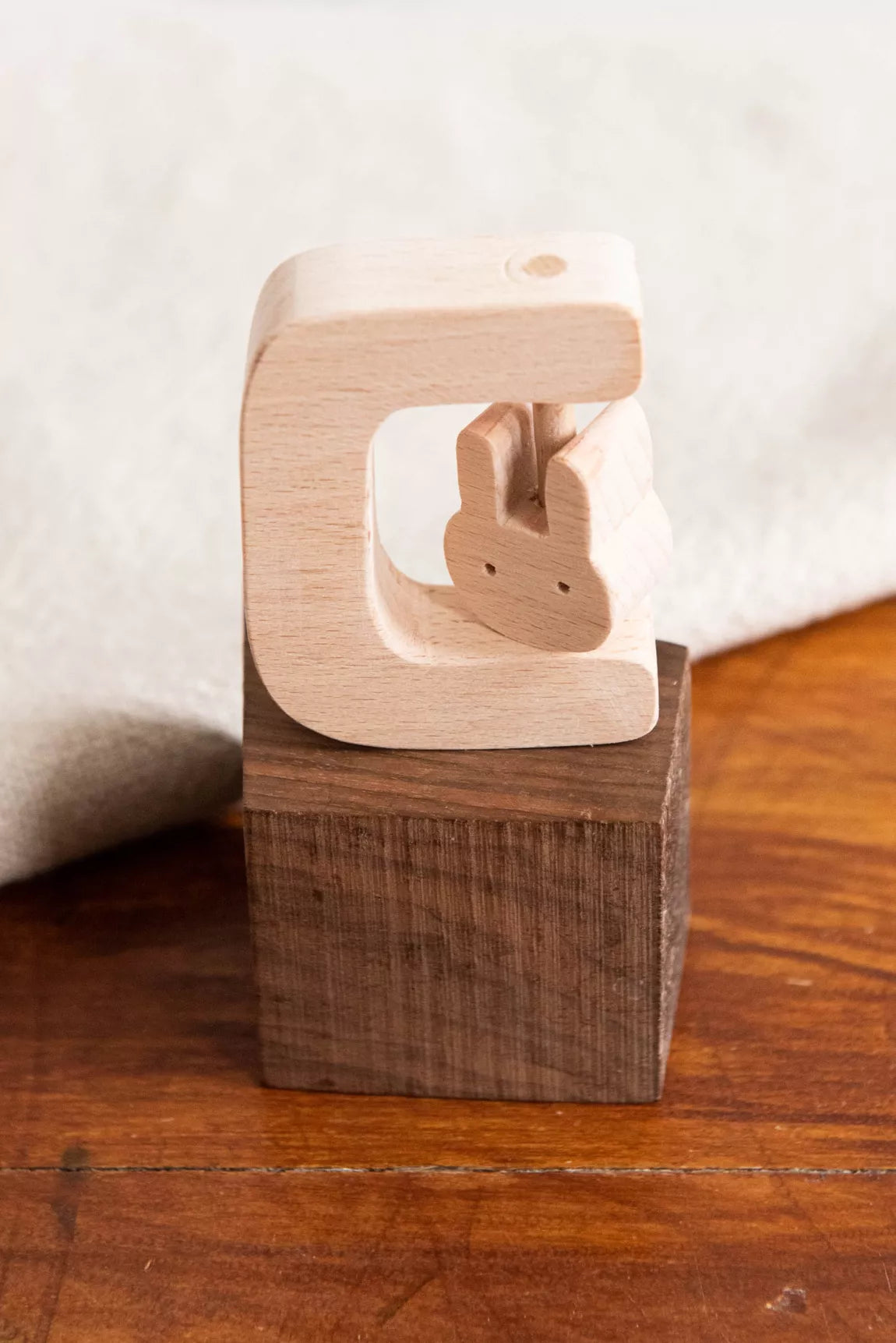 🐰 Hochet en bois LAPIN personnalisable par gravure laser – Jouet naturel pour bébé 🌿